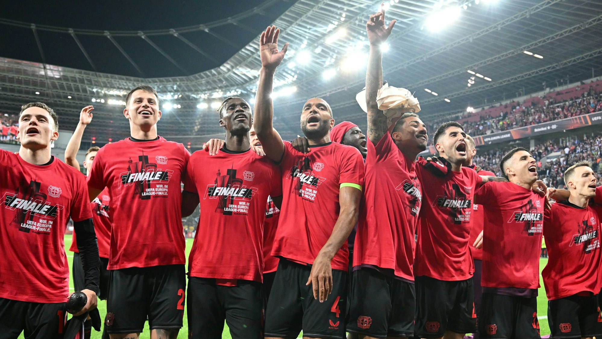 Die Spieler feiern nach Abpfiff mit den Fans.