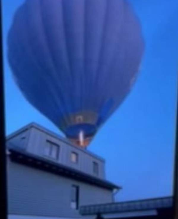 In Eschweiler, NRW, hat ein Heißluftballon ein Wohnhaus touchiert.