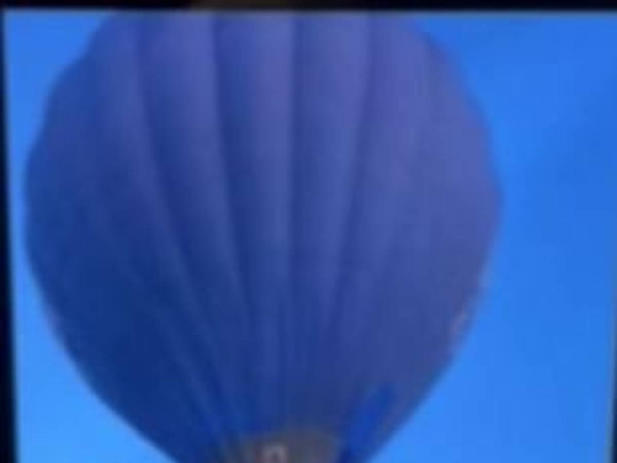 In Eschweiler, NRW, hat ein Heißluftballon ein Wohnhaus touchiert.