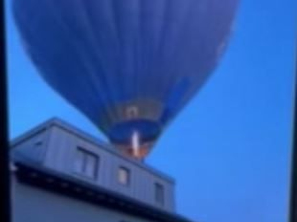 In Eschweiler, NRW, hat ein Heißluftballon ein Wohnhaus touchiert.