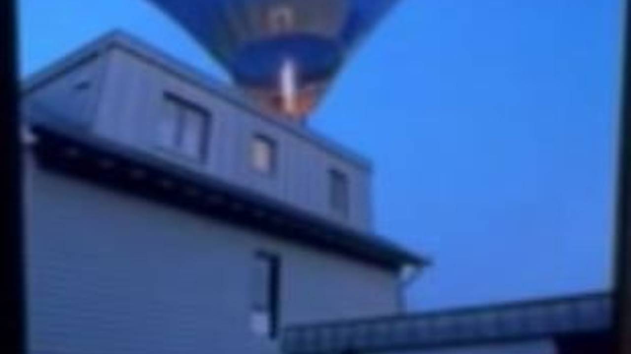 In Eschweiler, NRW, hat ein Heißluftballon ein Wohnhaus touchiert.