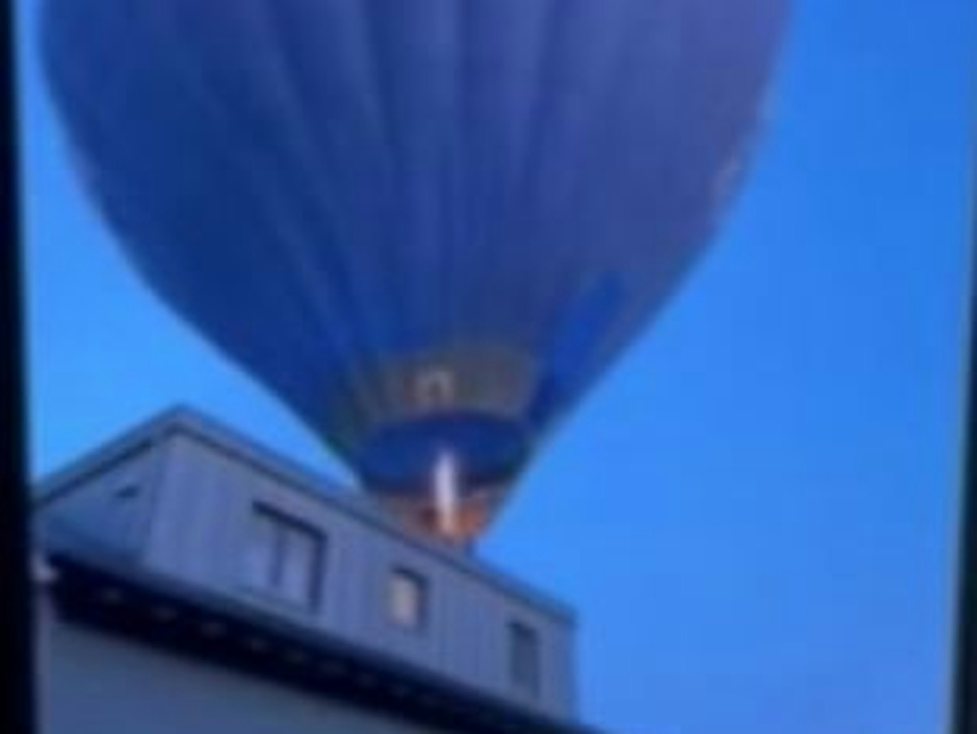 In Eschweiler, NRW, hat ein Heißluftballon ein Wohnhaus touchiert.