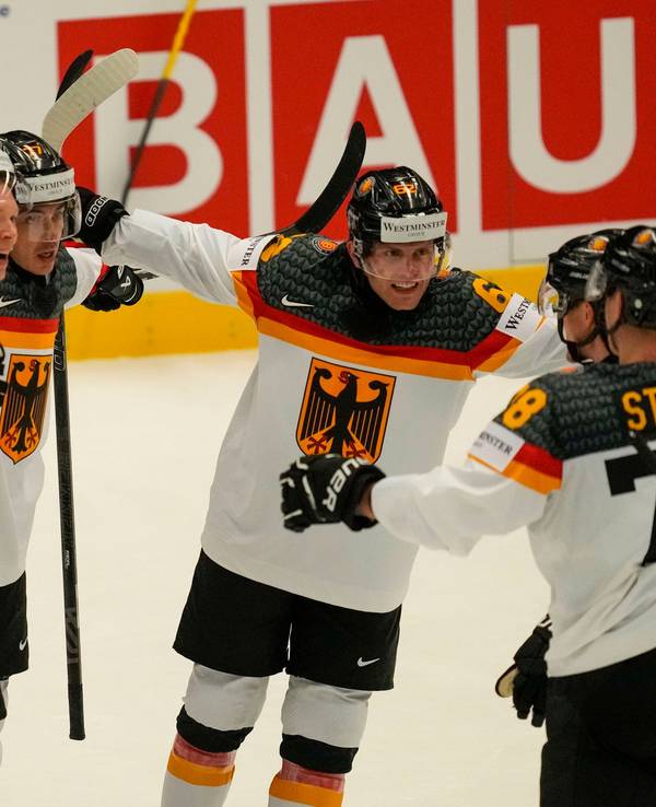 Jonas Müller (l.) aus Deutschland feiert mit seinen Mannschaftskameraden über sein Tor zum 2:0 während des Vorrundenspiels zwischen der Slowakei und Deutschland bei der Eishockey-Weltmeisterschaft.