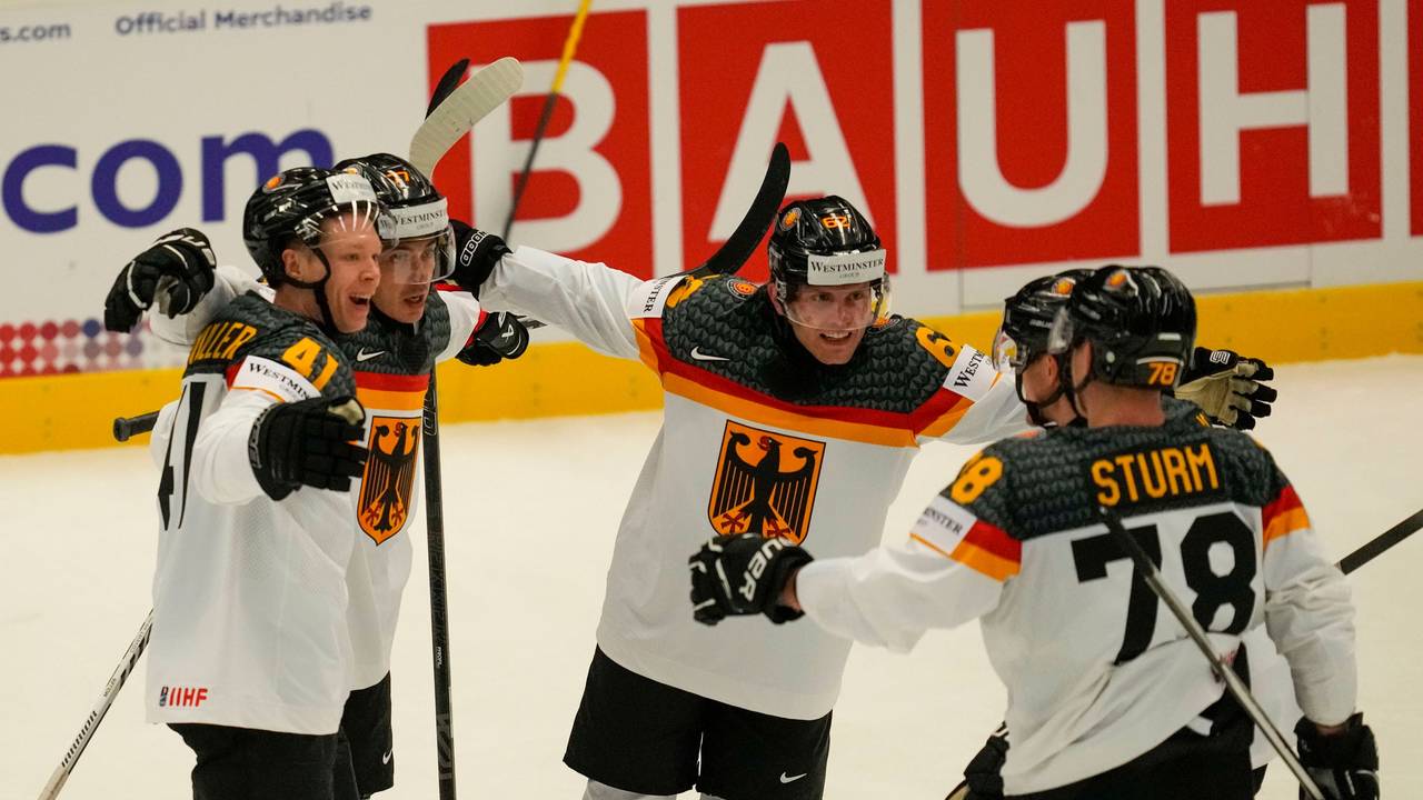 Jonas Müller (l.) aus Deutschland feiert mit seinen Mannschaftskameraden über sein Tor zum 2:0 während des Vorrundenspiels zwischen der Slowakei und Deutschland bei der Eishockey-Weltmeisterschaft.