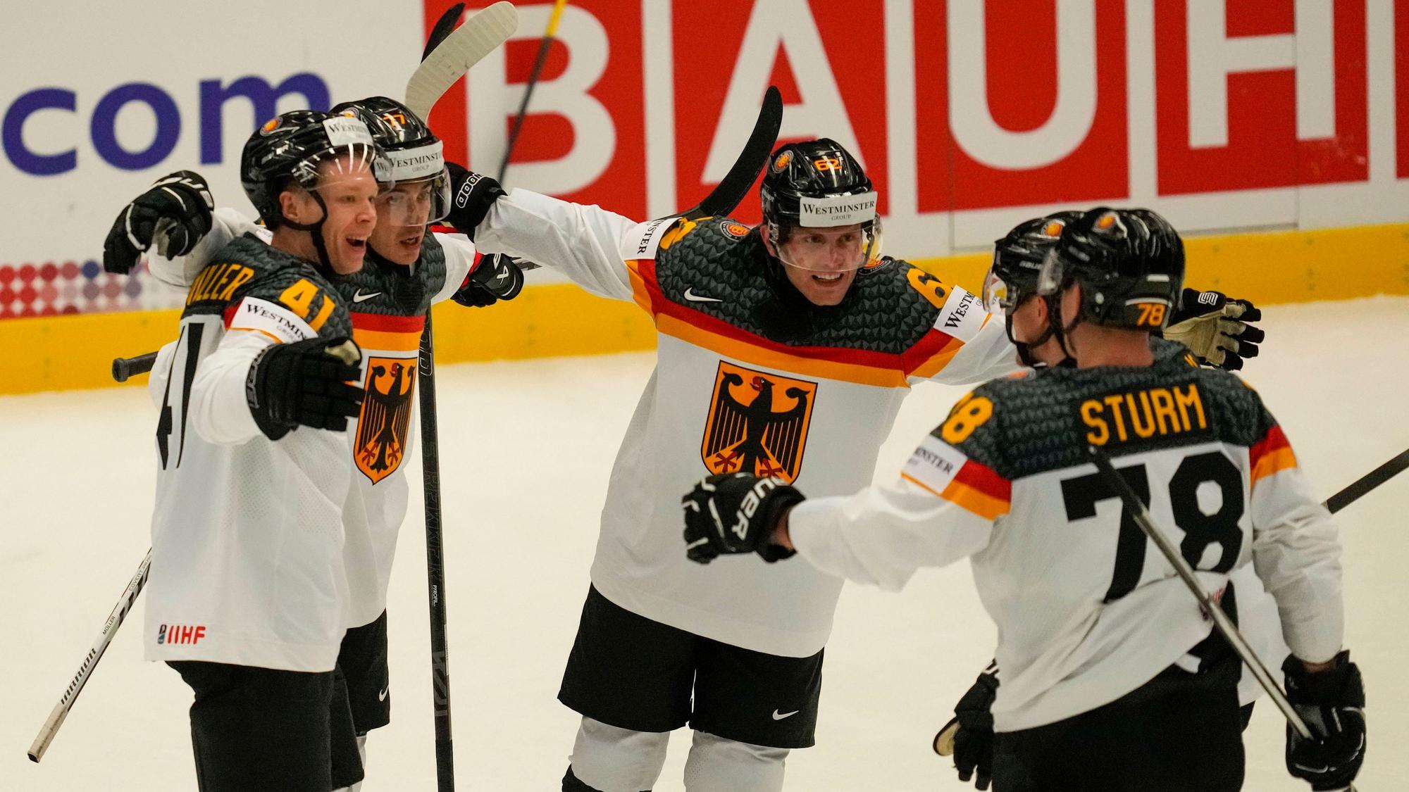 Jonas Müller (l.) aus Deutschland feiert mit seinen Mannschaftskameraden über sein Tor zum 2:0 während des Vorrundenspiels zwischen der Slowakei und Deutschland bei der Eishockey-Weltmeisterschaft.