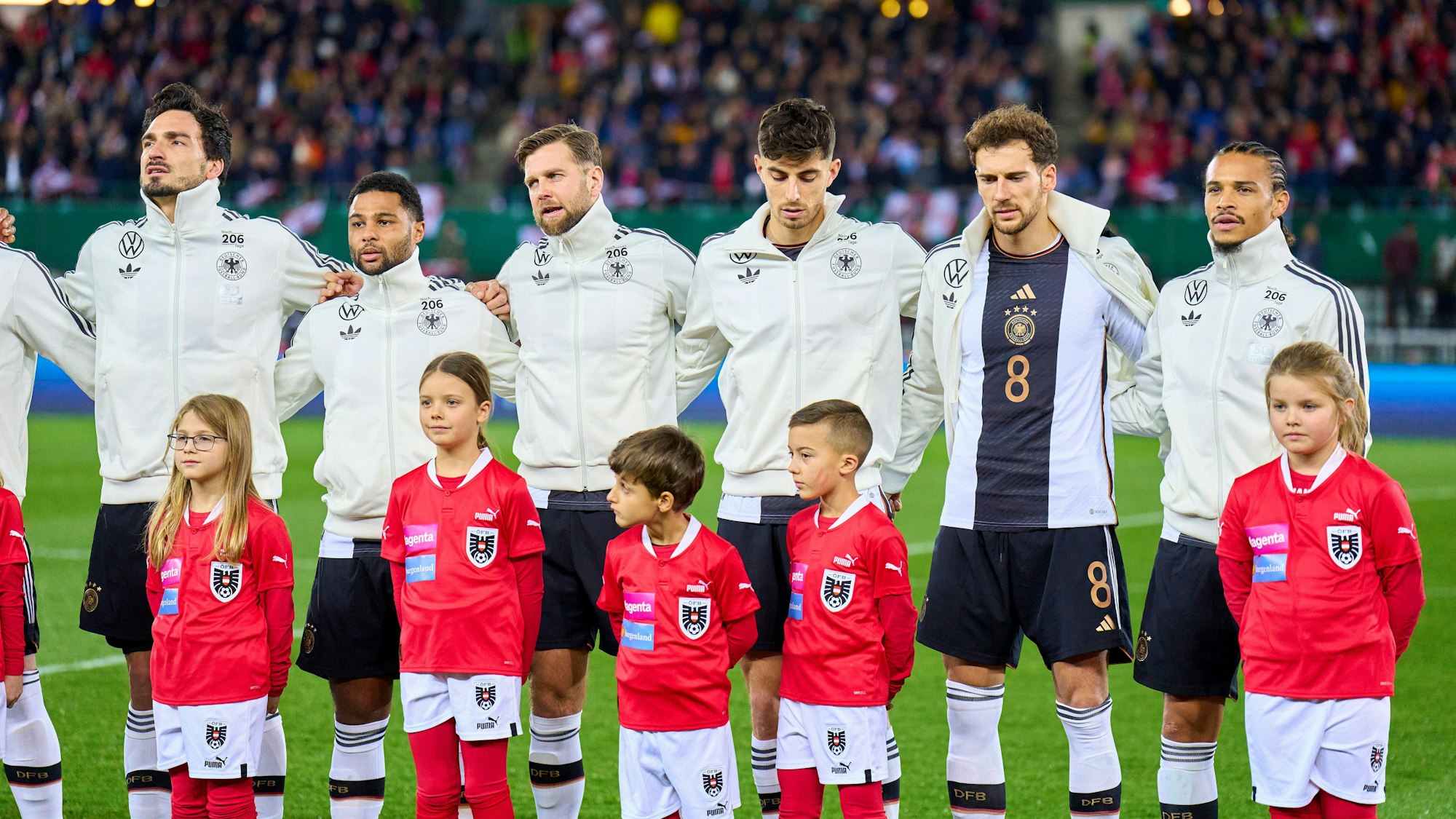 Teile der Startelf bei der Nationalhymne.