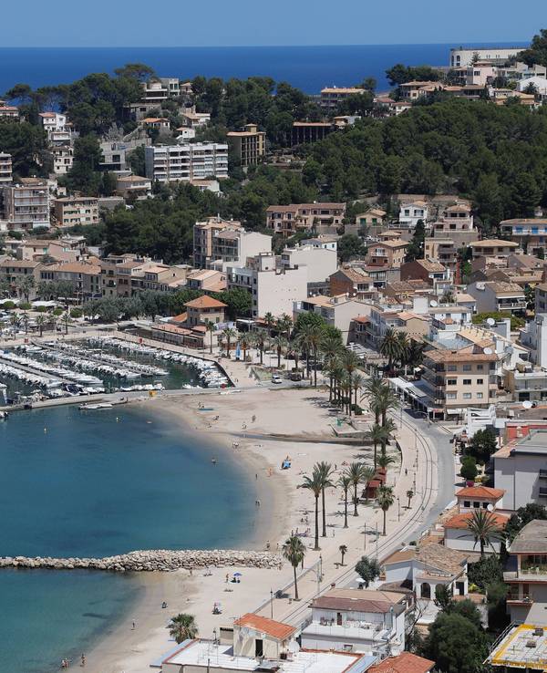 Blick auf das Dorf und den Strand von Port de Soller auf Mallorca, hier im Juni 2020.
