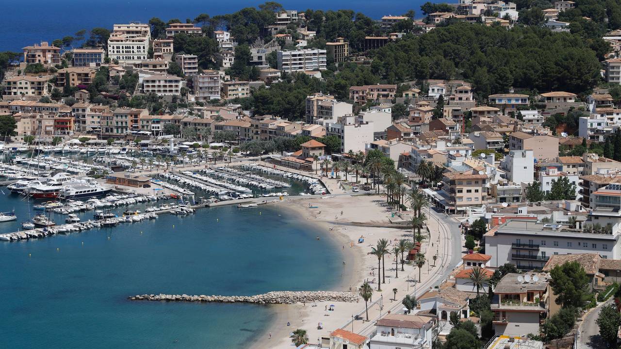 Blick auf das Dorf und den Strand von Port de Soller auf Mallorca, hier im Juni 2020.
