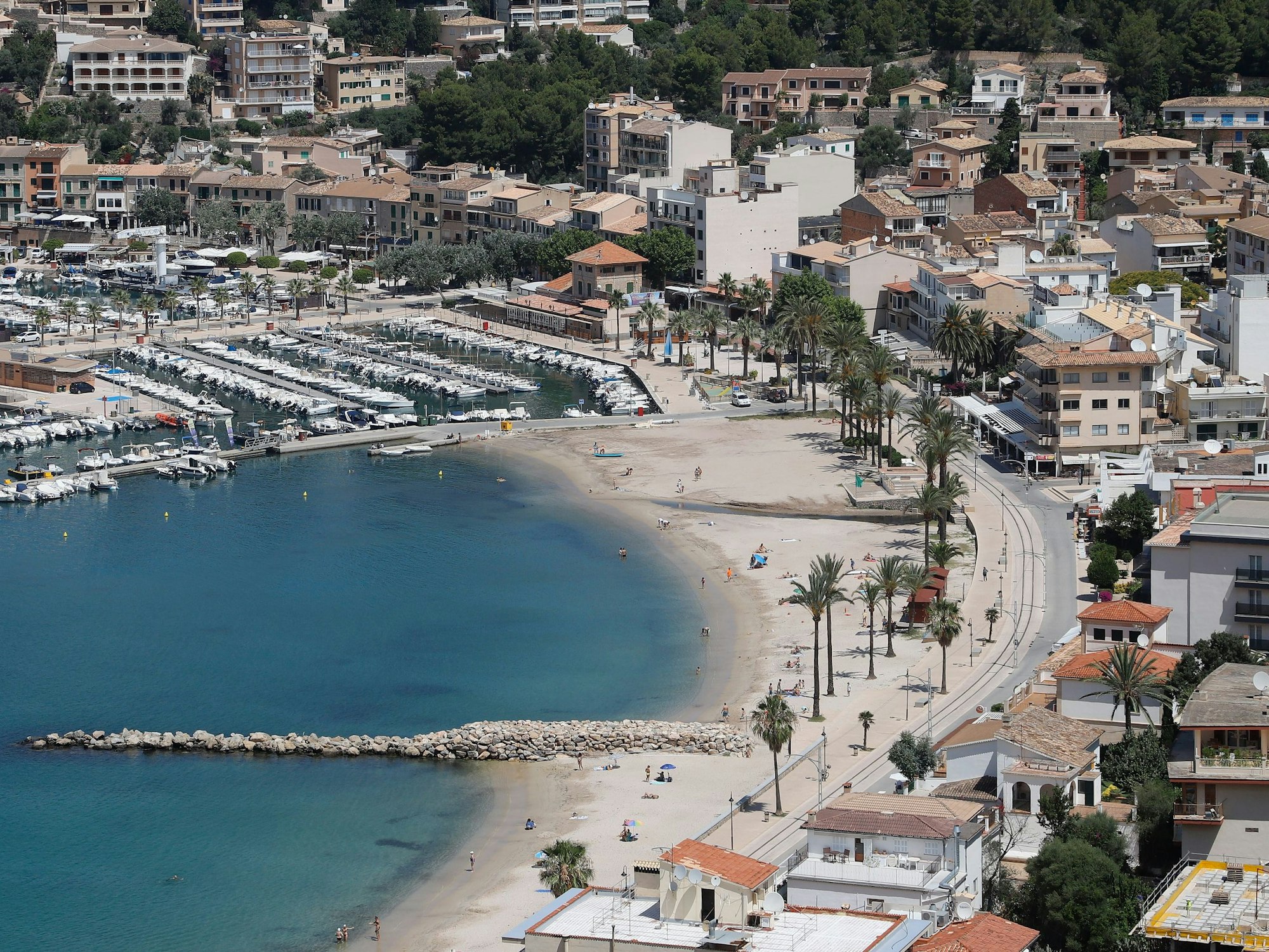 Blick auf das Dorf und den Strand von Port de Soller auf Mallorca, hier im Juni 2020.