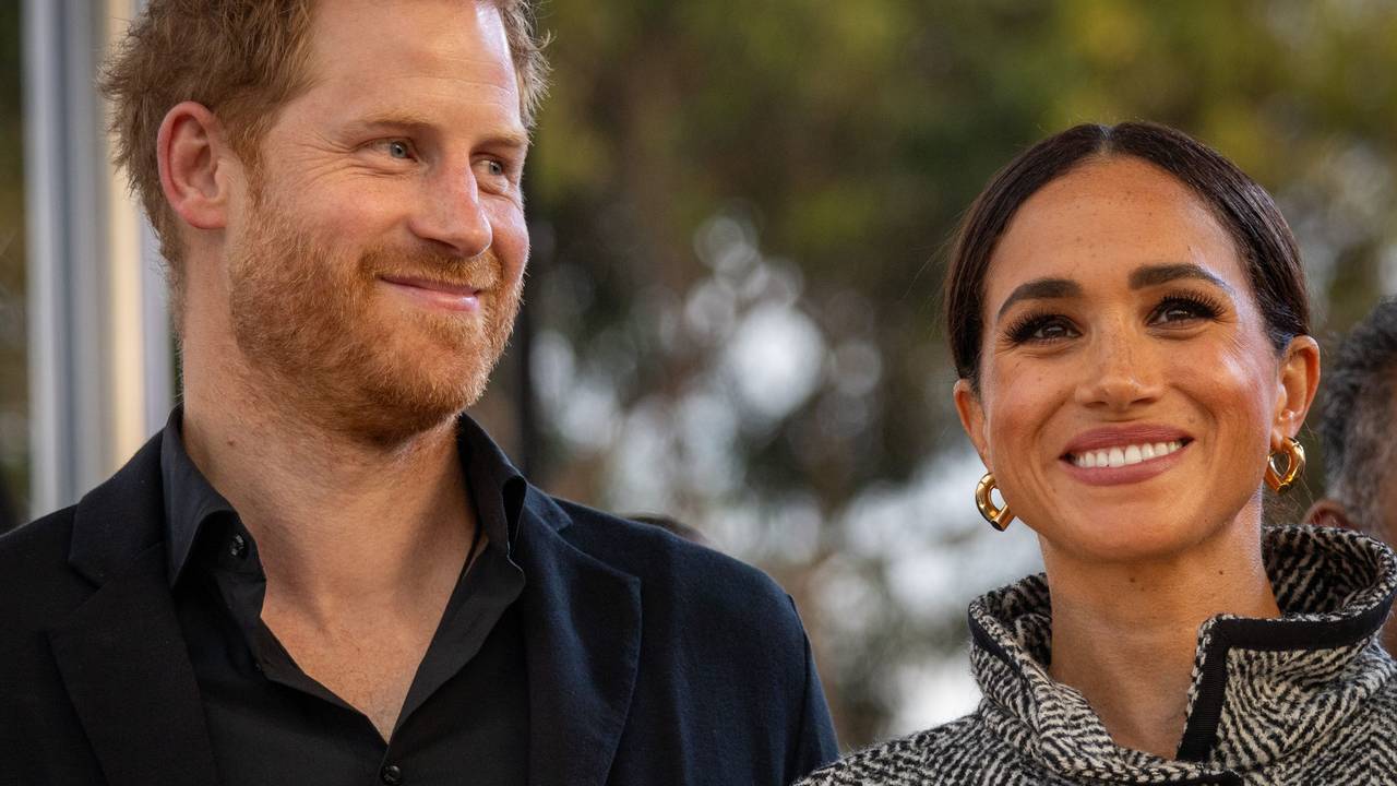 Prinz Harry (l), Herzog von Sussex, und seine Frau Meghan, Herzogin von Sussex, lächeln, während des One805LIVE! Music Festivals auf dem Anwesen von US-Schauspieler Costner, hier im September 2023 in Santa Barbara.