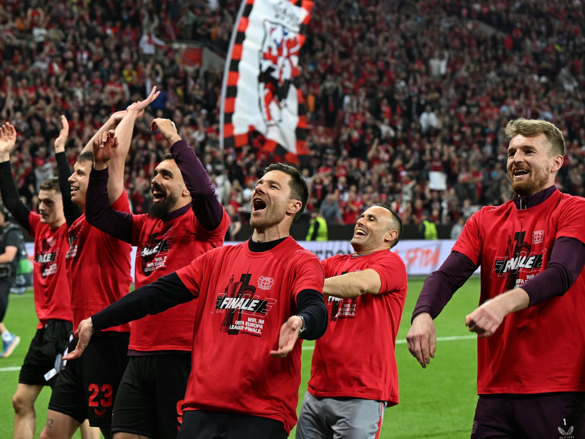 Leverkusens Spieler feiern mit den Fans nach dem Spiel.