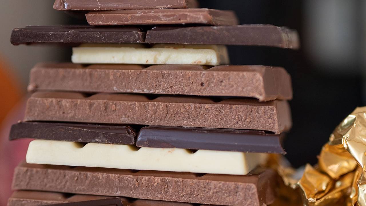 Schokolade: Der Preis für Ritter Sport ist gestiegen - deswegen gibt es diese Schokolade in einigen Filialen von Rewe und Lidl nicht mehr. Unser Symbolfoto wurde 2023 aufgenommen.