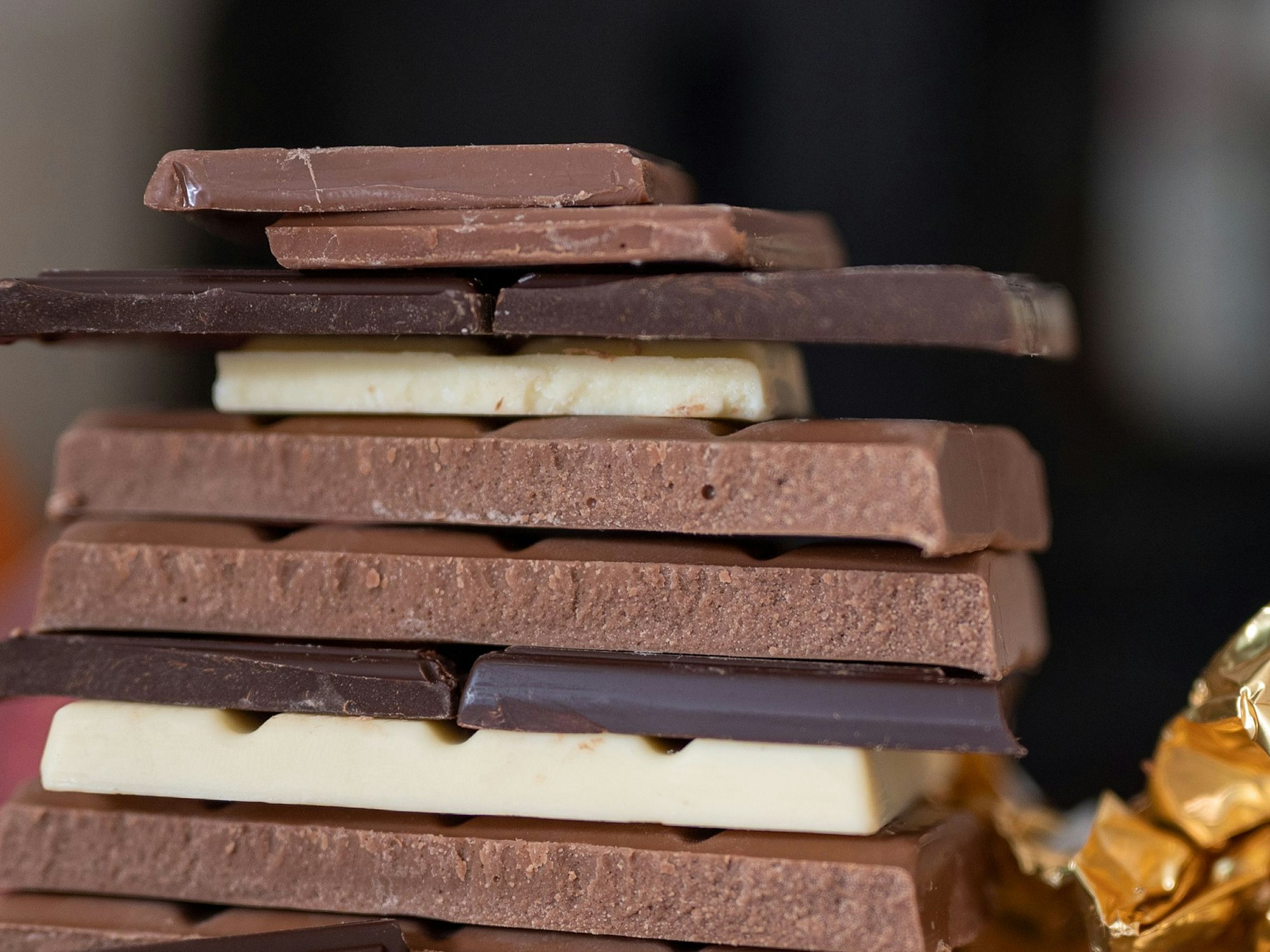 Stücke von Schokolade liegen aufeinander, hier im Septemer 2021 in Berlin (Symbolfoto).
