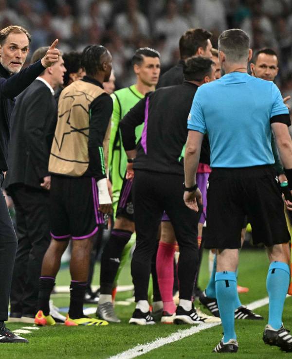 Bayern-Coach Thomas Tuchel (2.v.l.) zeigt mit erhobenen Finger zum Linienrichter.