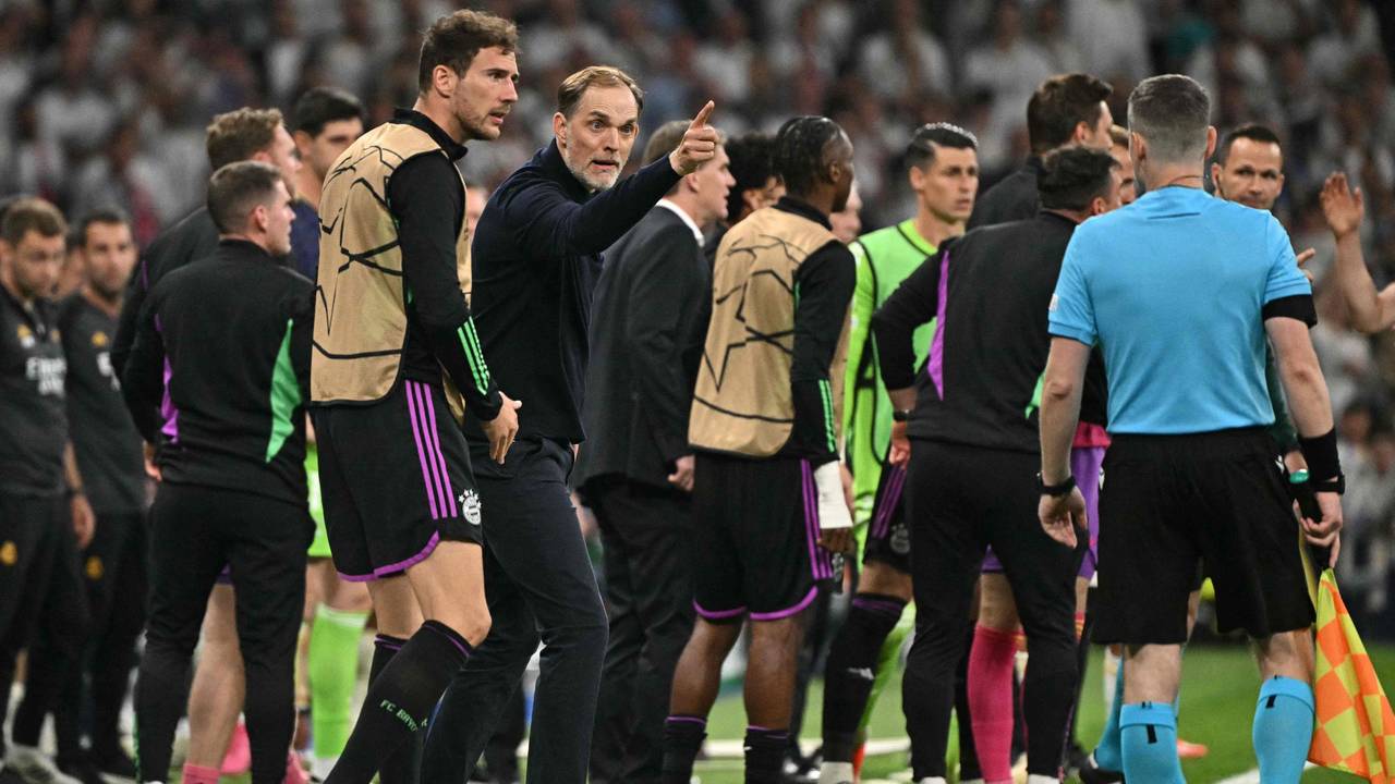 Bayern-Coach Thomas Tuchel (2.v.l.) zeigt mit erhobenen Finger zum Linienrichter.