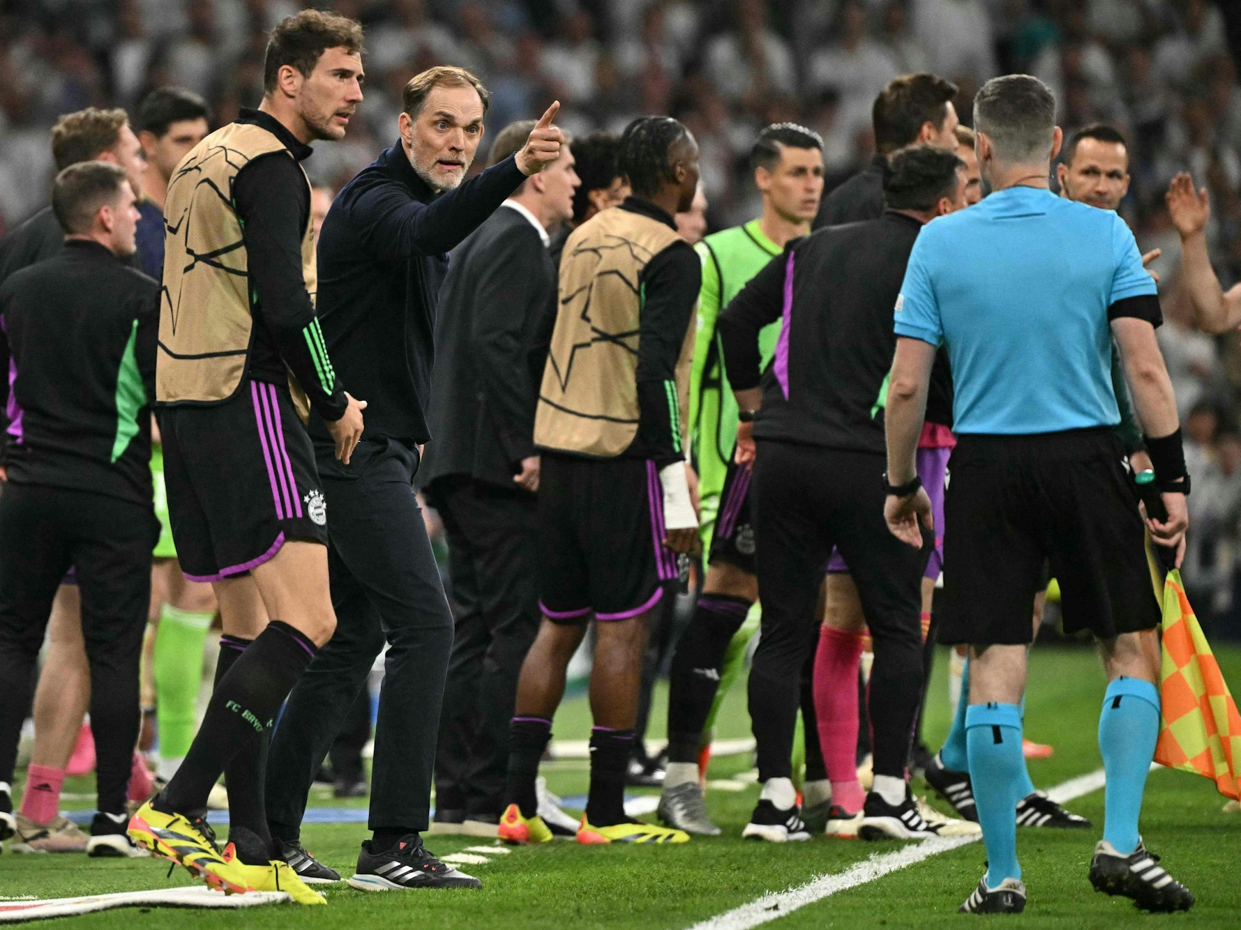 Bayern-Coach Thomas Tuchel (2.v.l.) zeigt mit erhobenen Finger zum Linienrichter.
