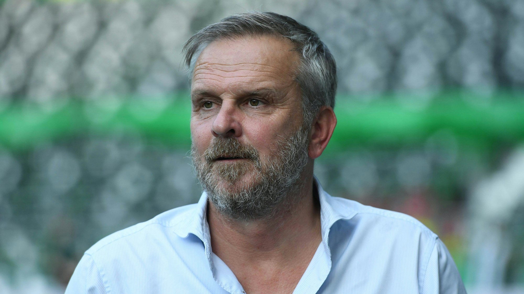 Didi Hamann steht mit offenem Hemd im Weserstadion.
