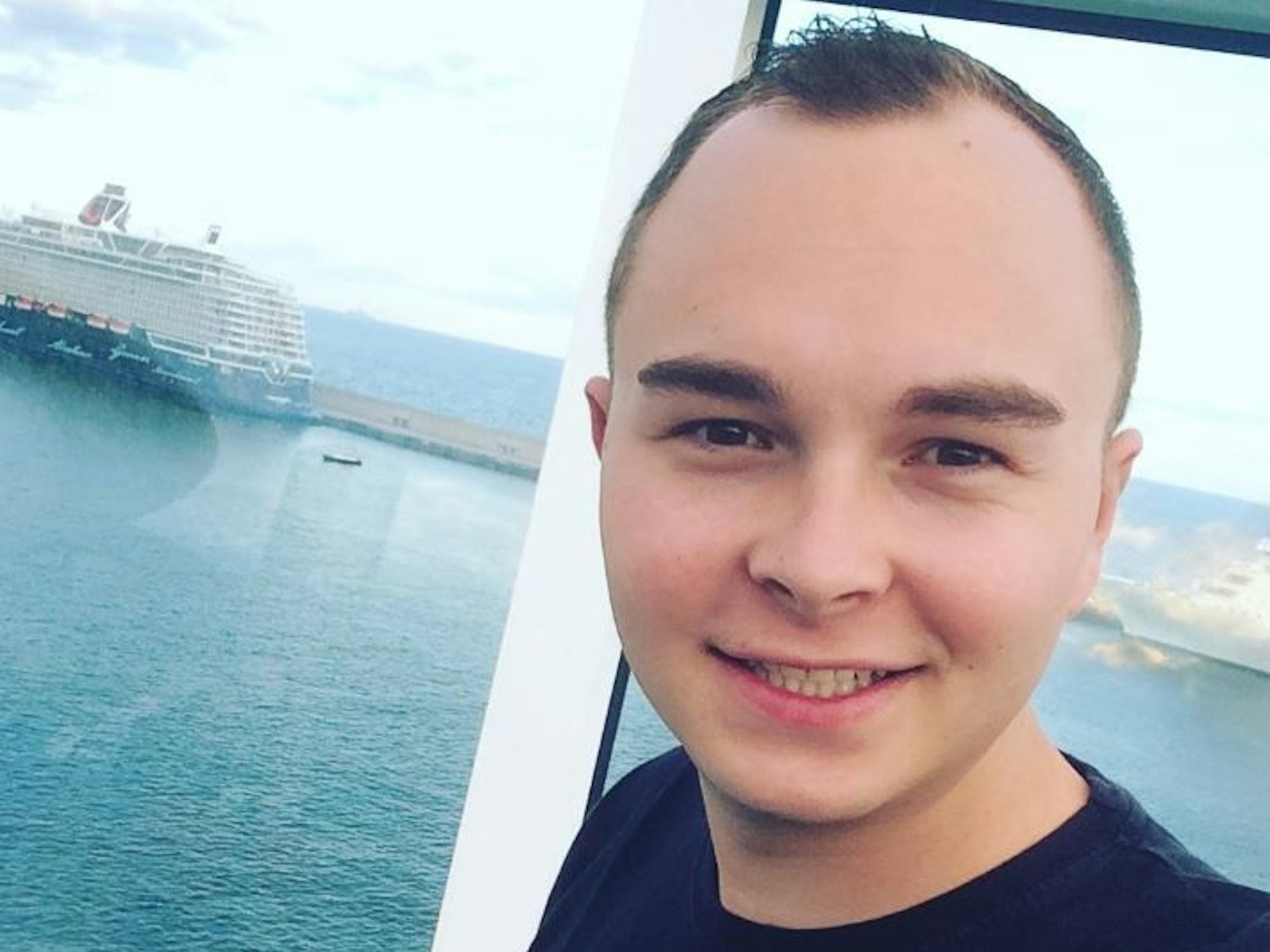 Luca Heinken alias DJ Heini steht vor einem Kreuzfahrtschiff und lächelt in die Kamera, hier auf einem Instagram-Selfie vom März 2020.