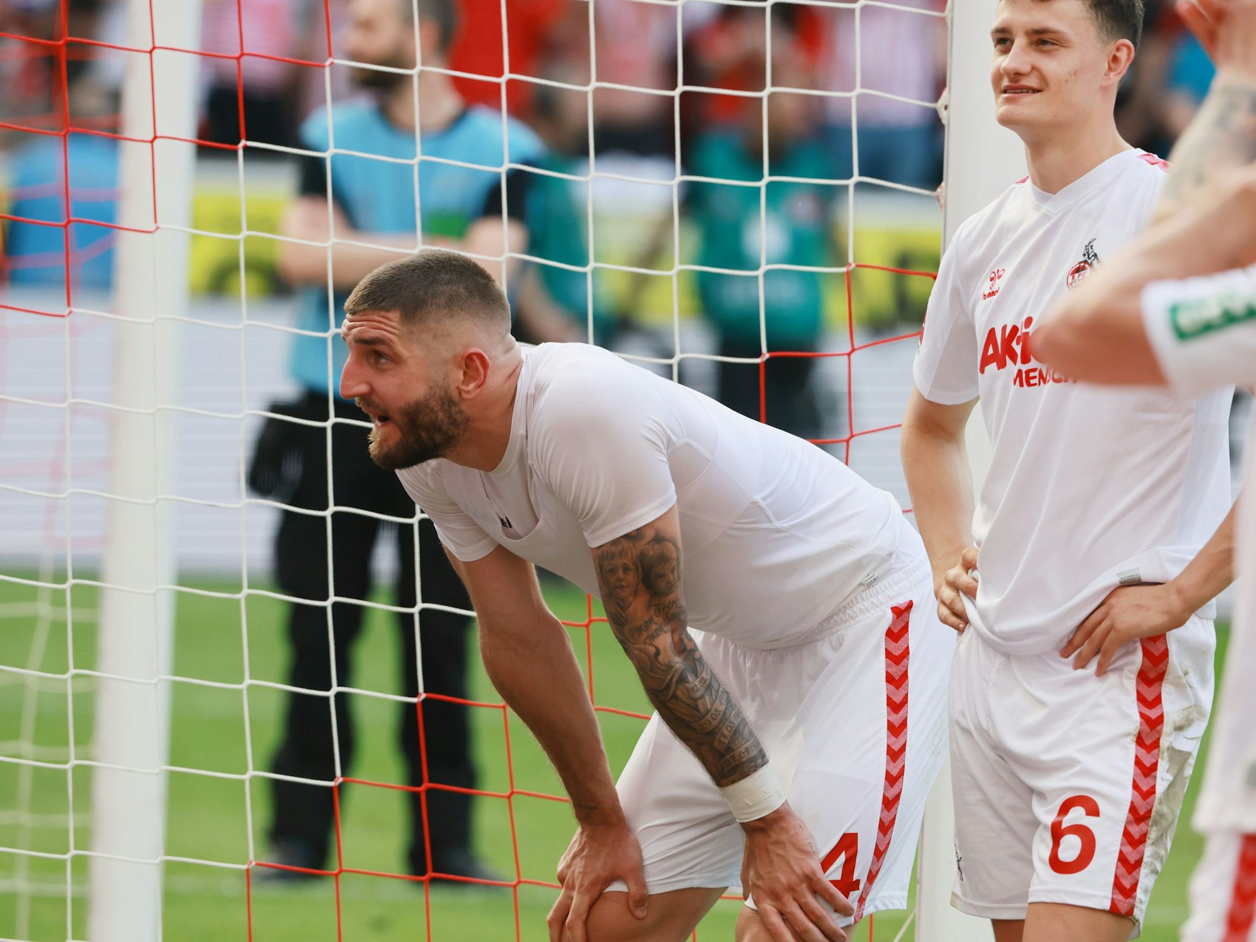Jeff Chabot (1. FC Köln) steht im Rhein-Energie-Stadion vor den Fans auf der Südtribüne.