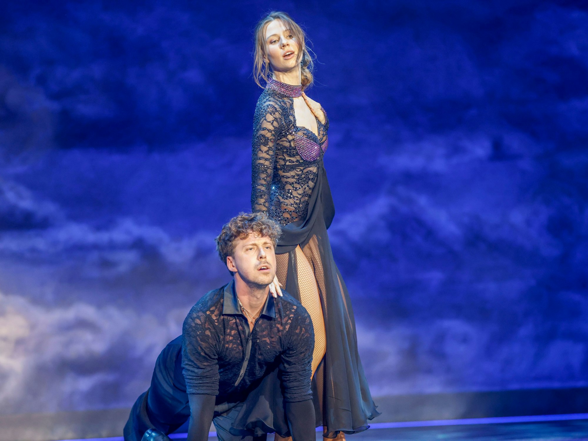 Ann-Kathrin Bendixen (r), Influencerin, und Valentin Lusin, Profitänzer, tanzen in der RTL-Tanzshow „Let's Dance“ in den Kulissen des Muscials «Moulin Rouge!». +++ dpa-Bildfunk +++