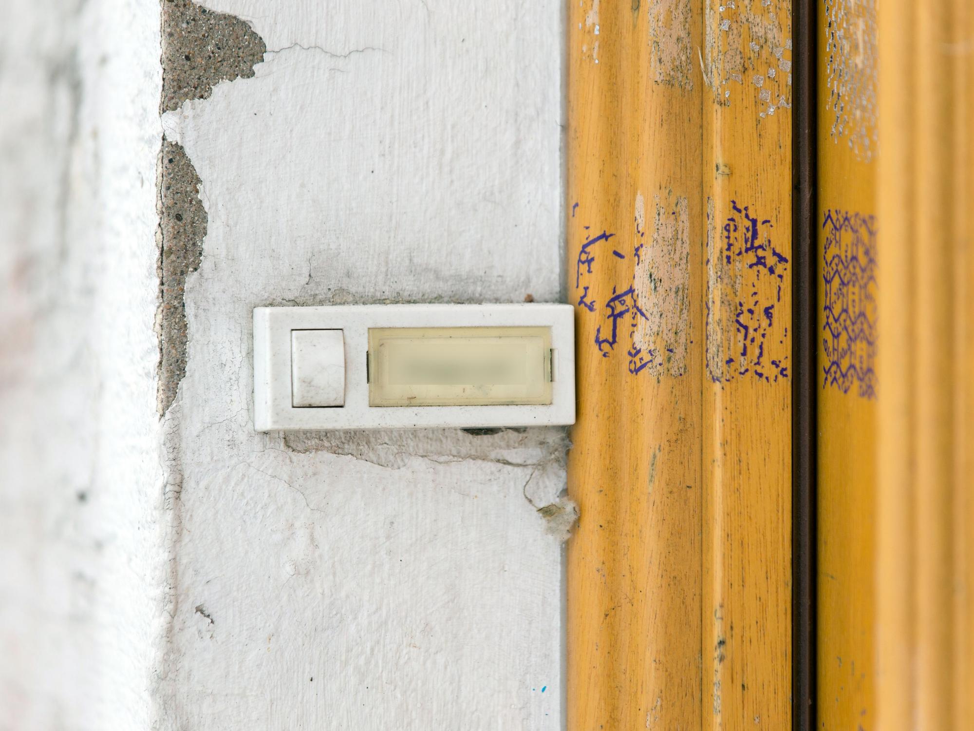 Ein unkenntlich gemachtes Klingelschild ist neben einer Tür befestigt, hier im Januar 2017 in Höxter. (Symolfoto)