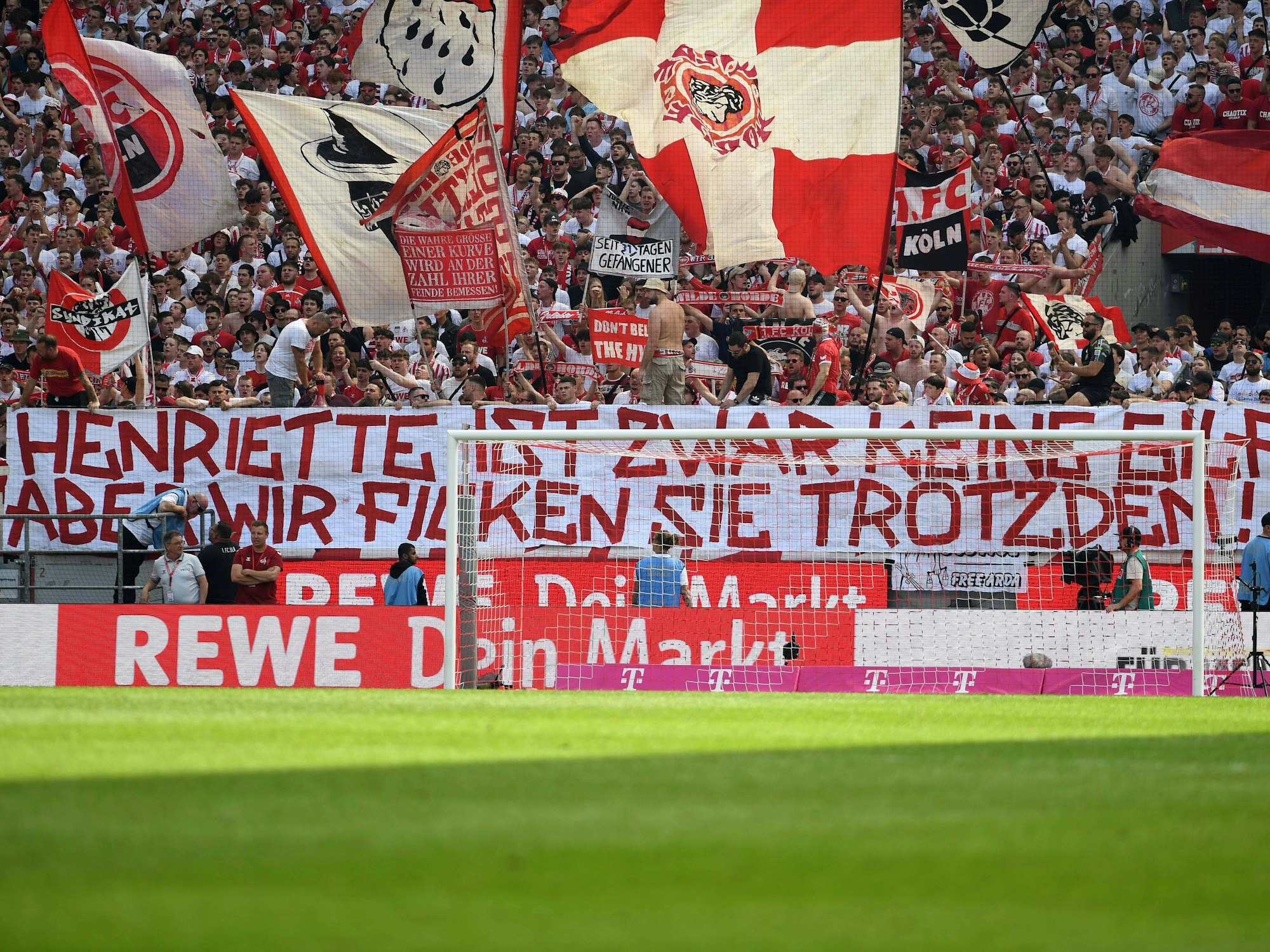 Fans des 1. FC Köln zeigen ein Skandal-Plakat in der Süd.