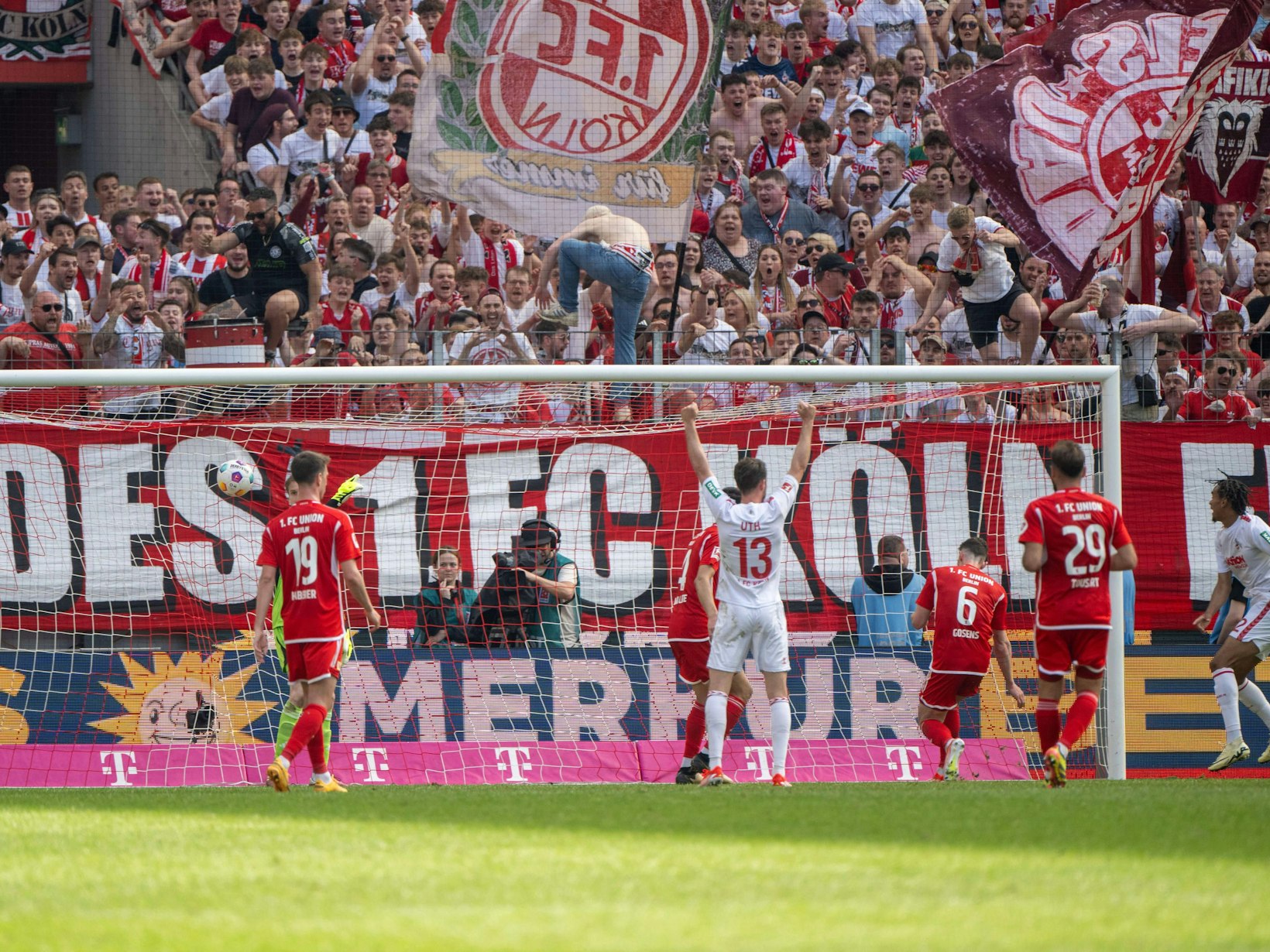 Ekstase in Müngersdorf! Der 1. FC Köln hat am Samstag (11. Mai 2024) durch zwei späte Tore mit 3:2 gegen Union Berlin gewonnen.