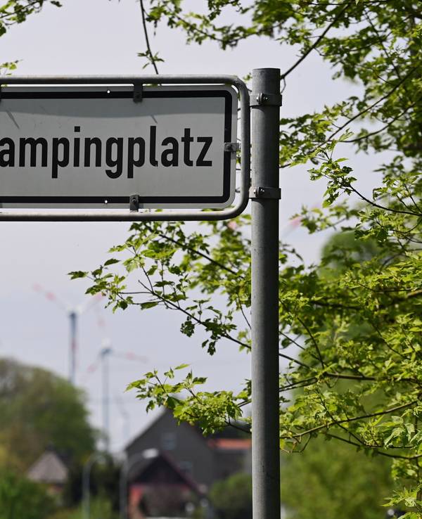 Ein Schild weist den Weg zum Campingplatz am Havelkanal, hier im Mai 2021 in Brandenburg. (Symbolfoto)