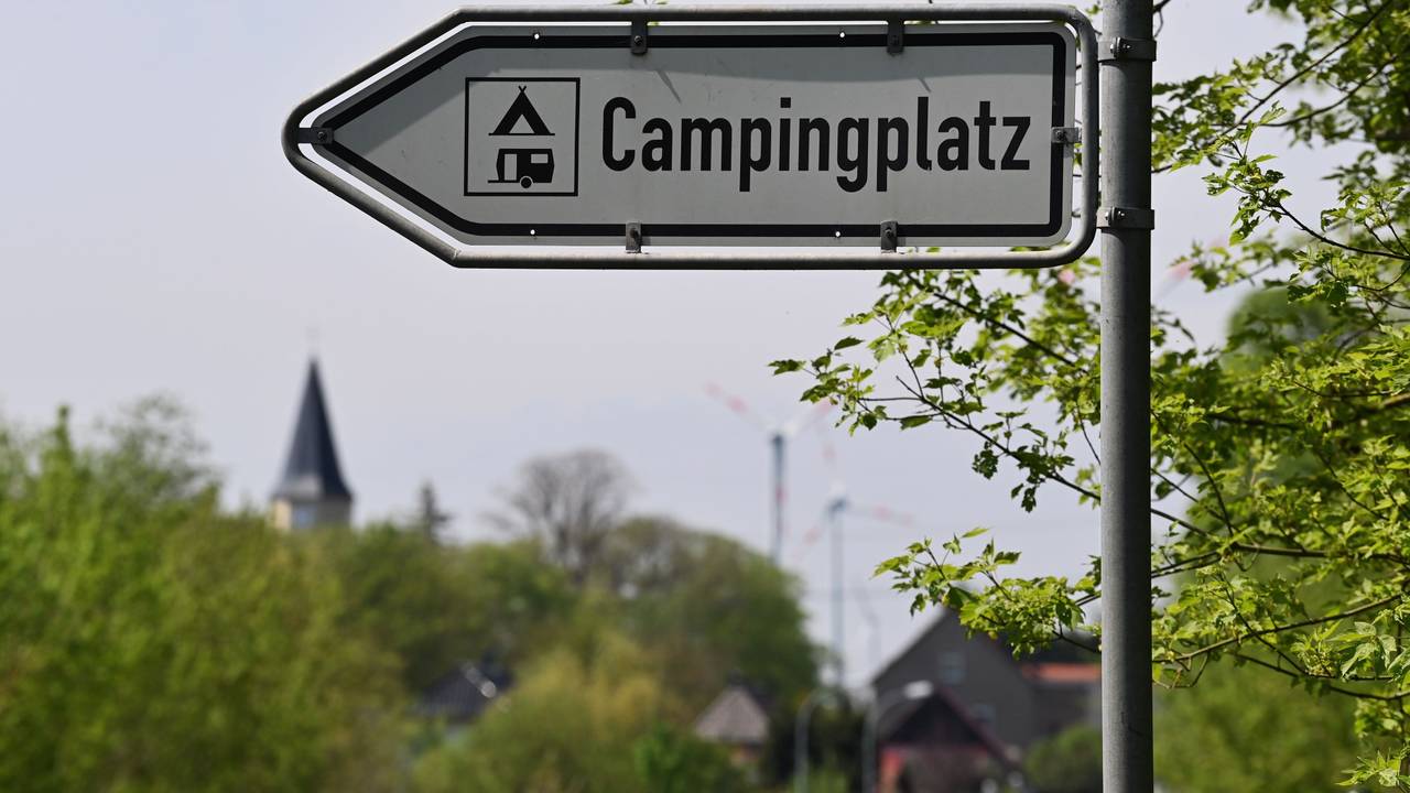 Ein Schild weist den Weg zum Campingplatz am Havelkanal, hier im Mai 2021 in Brandenburg. (Symbolfoto)