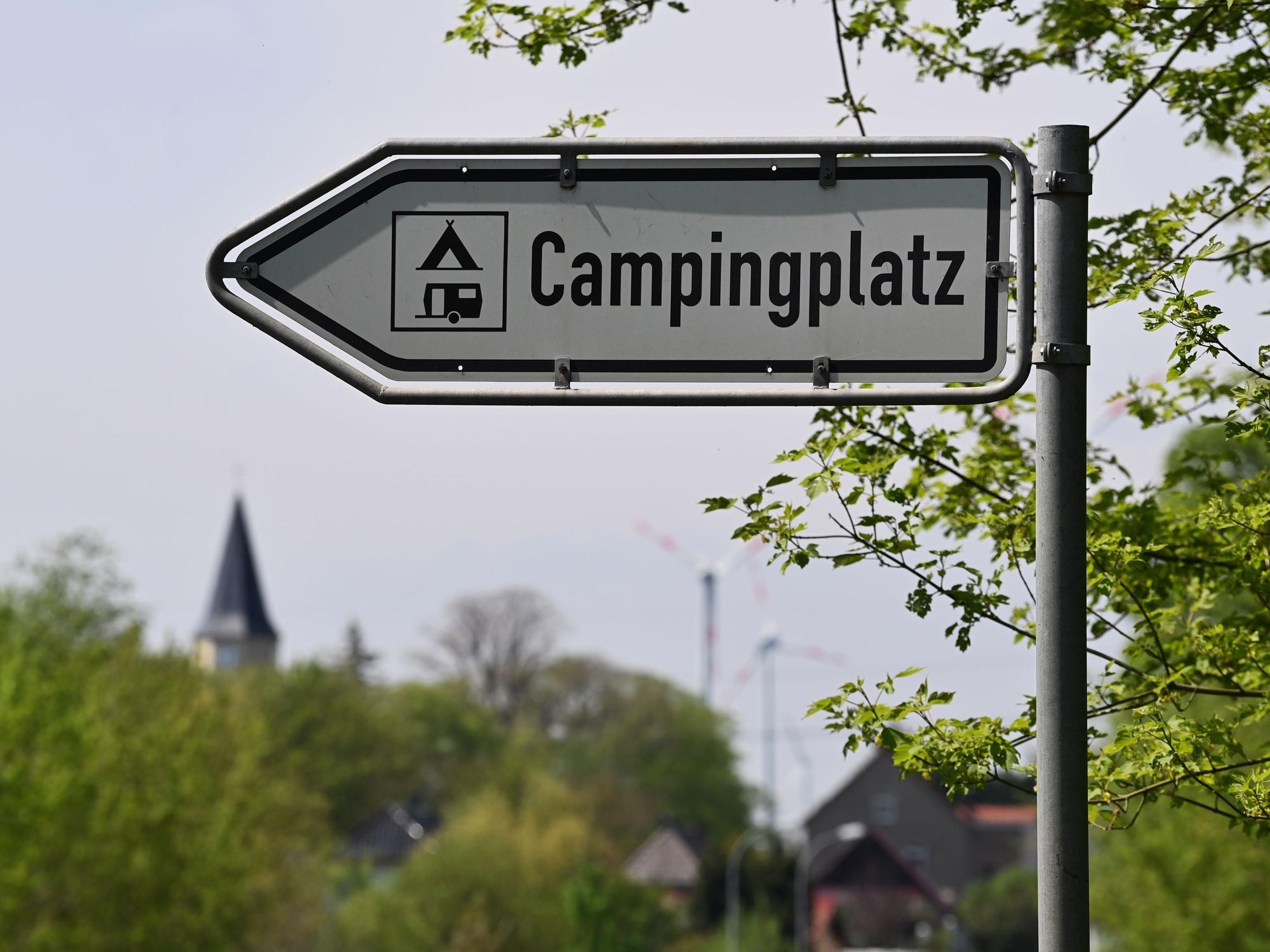 Ein Schild weist den Weg zum Campingplatz am Havelkanal, hier im Mai 2021 in Brandenburg. (Symbolfoto)