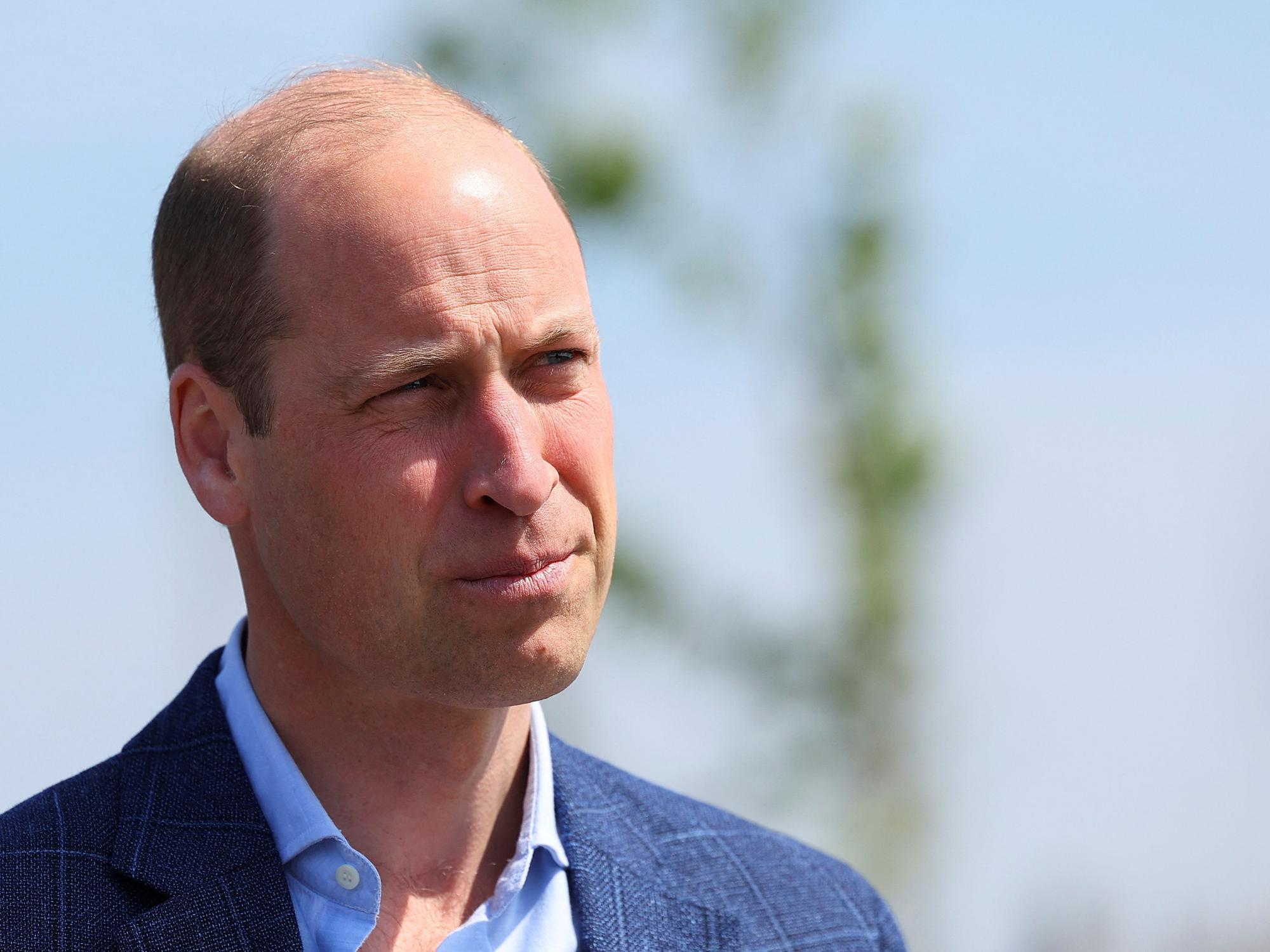Prinz William, Prinz von Wales, der in Cornwall als Herzog von Cornwall bekannt ist, besichtigt den Ort, an dem das erste innovative Wohnungsbauprojekt des Herzogtums Cornwall zur Bekämpfung der Obdachlosigkeit gebaut werden soll, hier im Mai 2024.