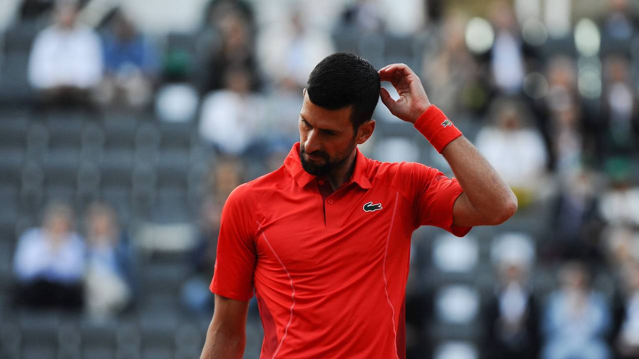 Novak Djokovic kratzt sich auf dem Tennisplatz am Kopf.