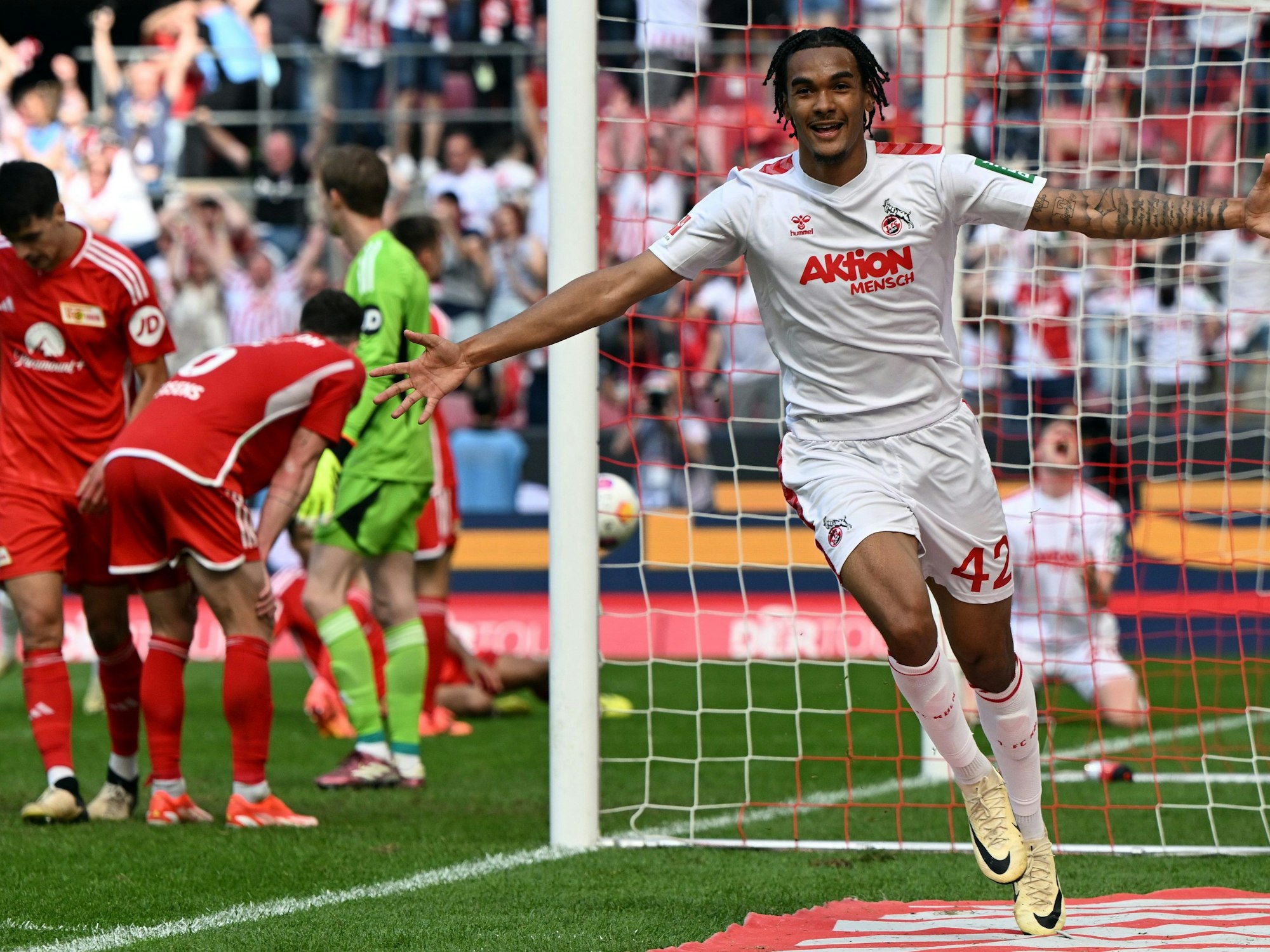 Kölns Damion Downs bejubelt sein Tor zum 3:2.