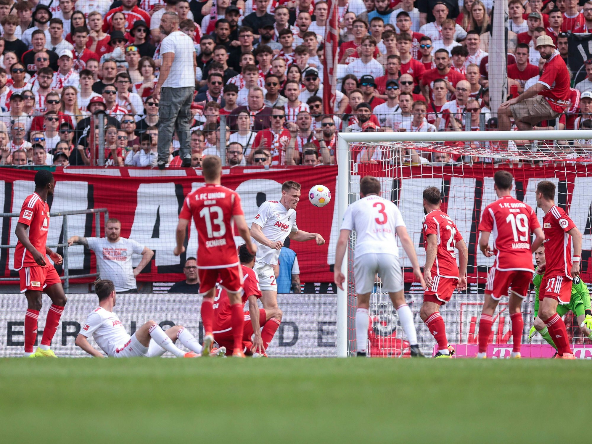 Steffen Tigges vom 1. FC Köln köpft kurz vor dem Ende zum 2:2 gegen Union Berlin ein.