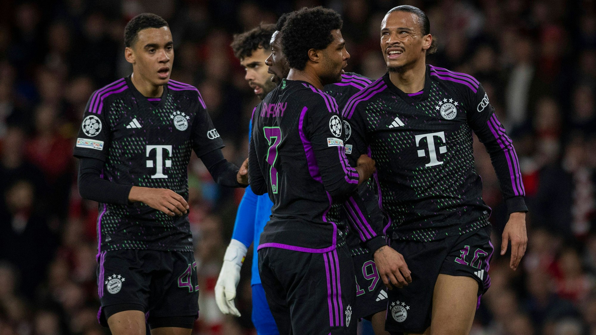 Jamal Musiala, Serge Gnabry und Leroy Sané im Bayern-Trikot.