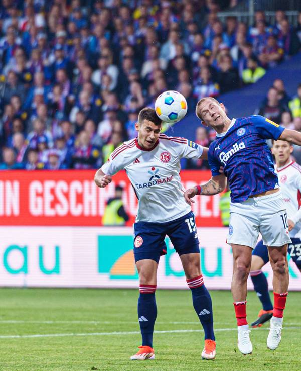 Tim Oberdorf im Kopfball Duell mit Lewis Holtby.