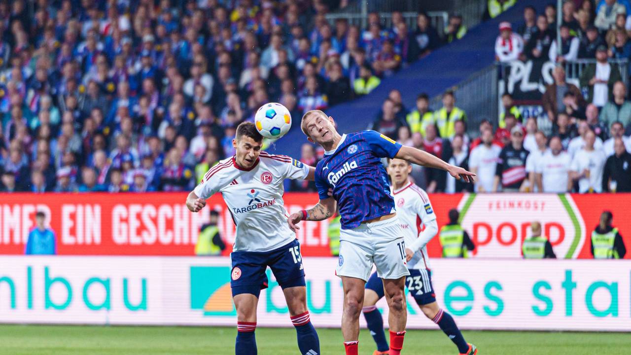 Tim Oberdorf im Kopfball Duell mit Lewis Holtby.