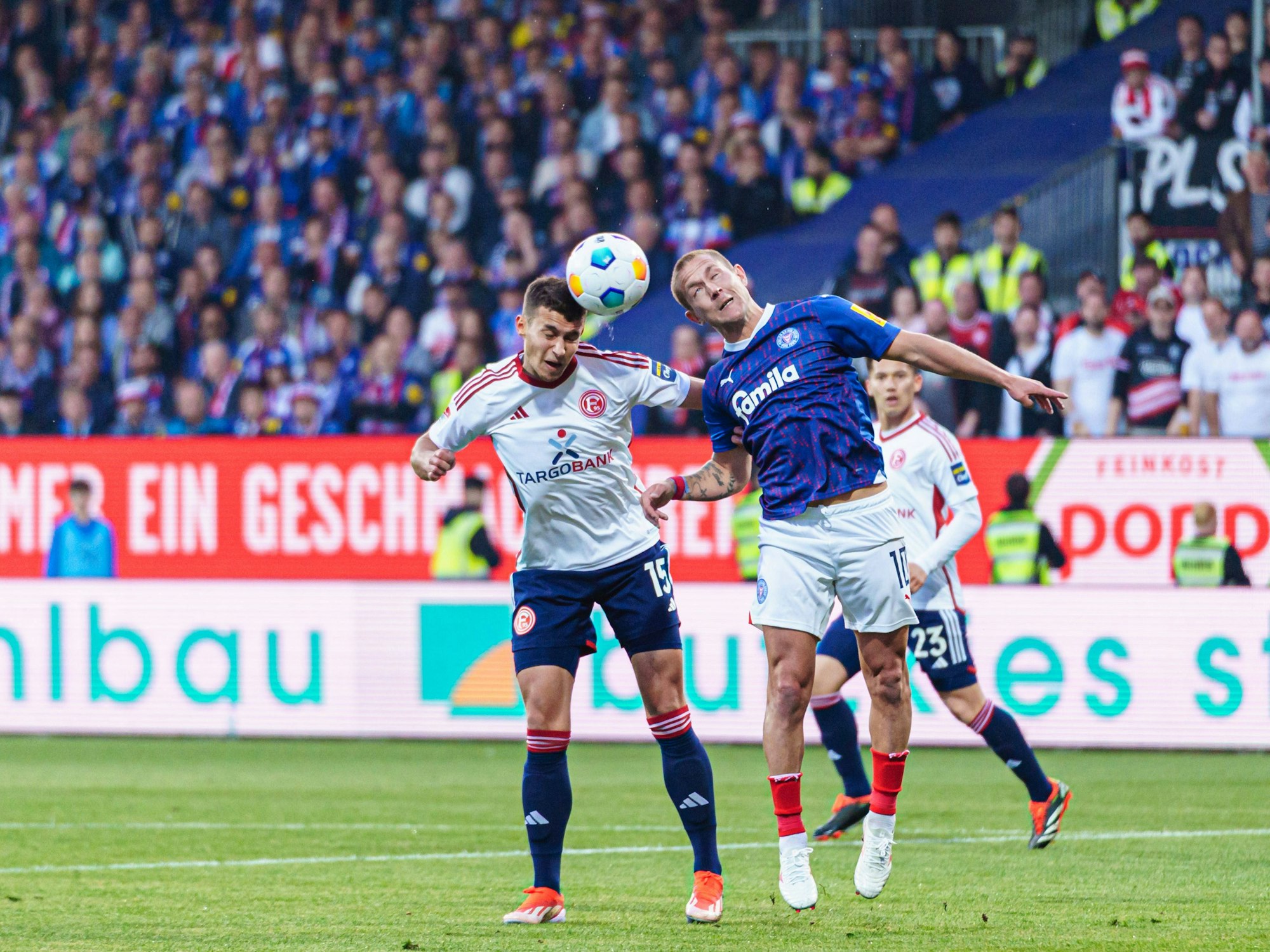 Tim Oberdorf im Kopfball Duell mit Lewis Holtby.