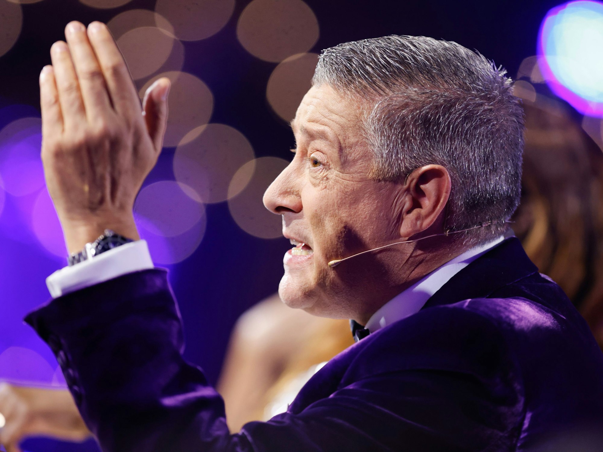 Joachim Llambi, Jurymitglied, sitzt in der RTL-Tanzshow „Let's Dance“ in den Kulissen des Musicals „Moulin Rouge!“, hier im Mai 2024 in Köln.