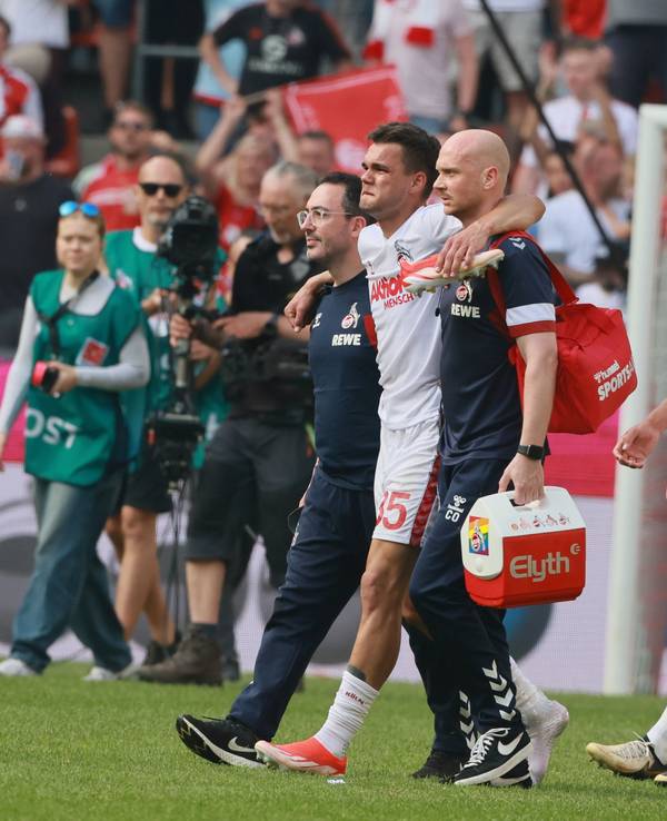 Max Finkgräfe musste nach dem Spiel gegen Union Berlin am Samstag (11. Mai 2024) gestützt vom Platz gebracht werden.