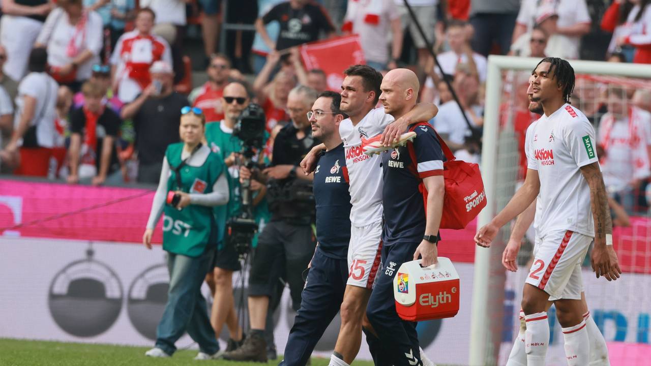 Max Finkgräfe musste nach dem Spiel gegen Union Berlin am Samstag (11. Mai 2024) gestützt vom Platz gebracht werden.