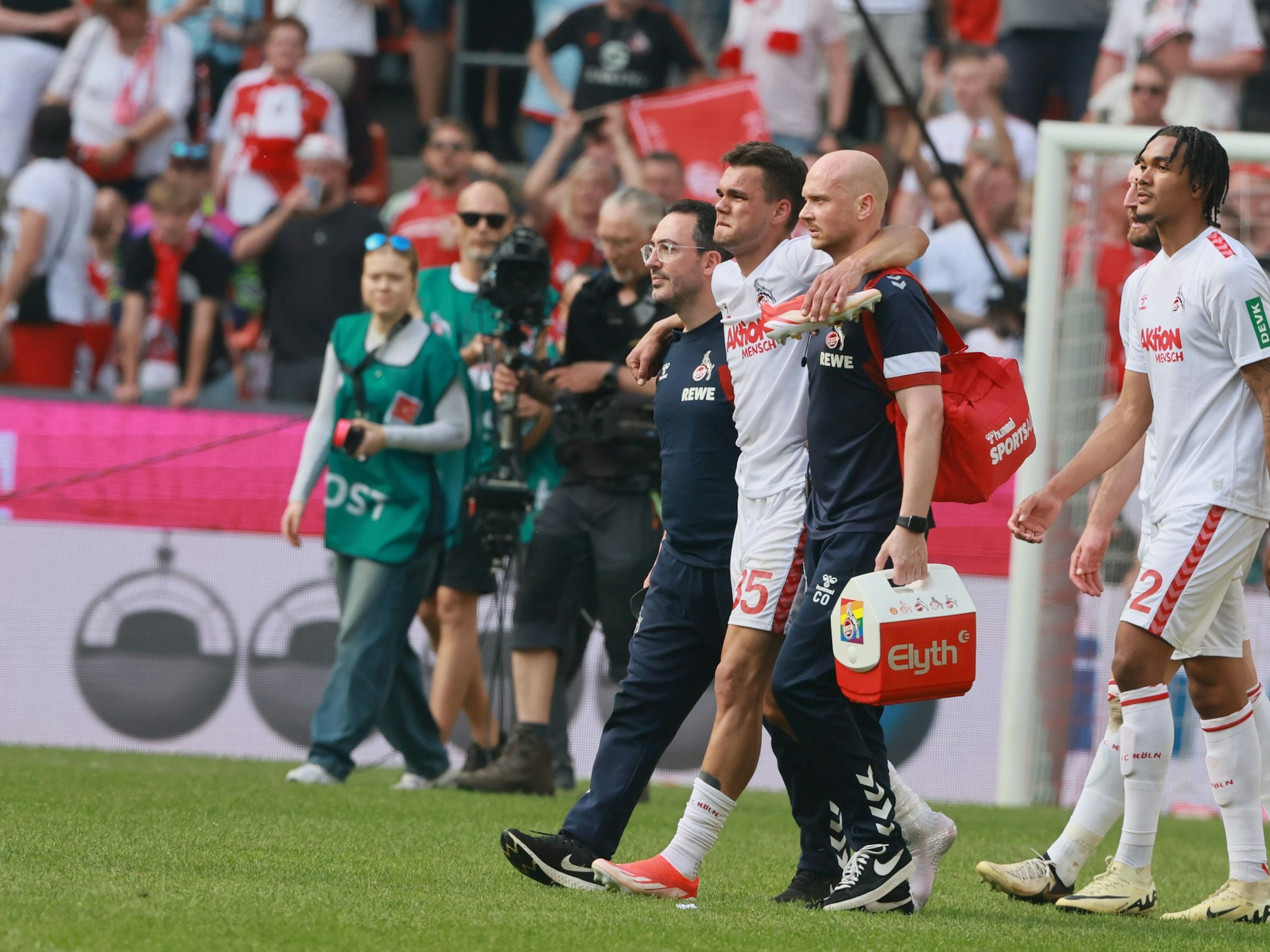 Max Finkgräfe musste nach dem Spiel gegen Union Berlin am Samstag (11. Mai 2024) gestützt vom Platz gebracht werden.