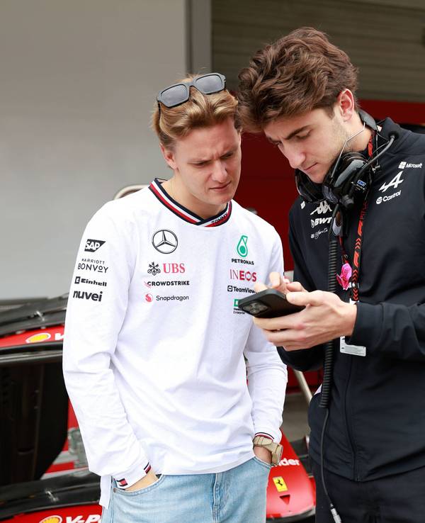 Gute Freunde: Mercedes-Ersatzfahrer Mick Schumacher (l.) und Alpine-Kollege Jack Doohan beim Rennen in Suzuka.