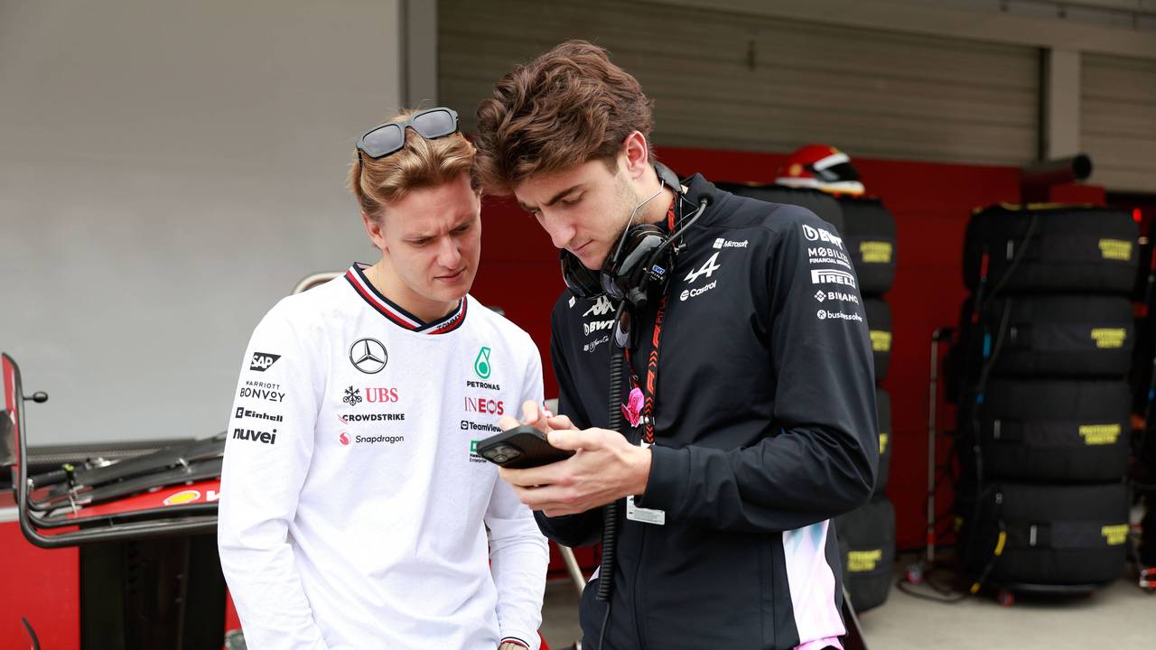Gute Freunde: Mercedes-Ersatzfahrer Mick Schumacher (l.) und Alpine-Kollege Jack Doohan beim Rennen in Suzuka.