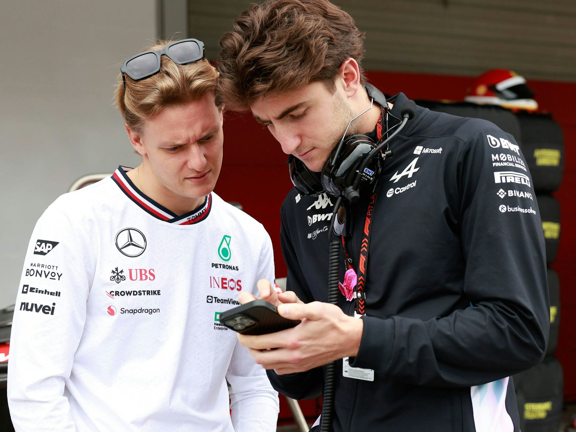 Gute Freunde: Mercedes-Ersatzfahrer Mick Schumacher (l.) und Alpine-Kollege Jack Doohan beim Rennen in Suzuka.