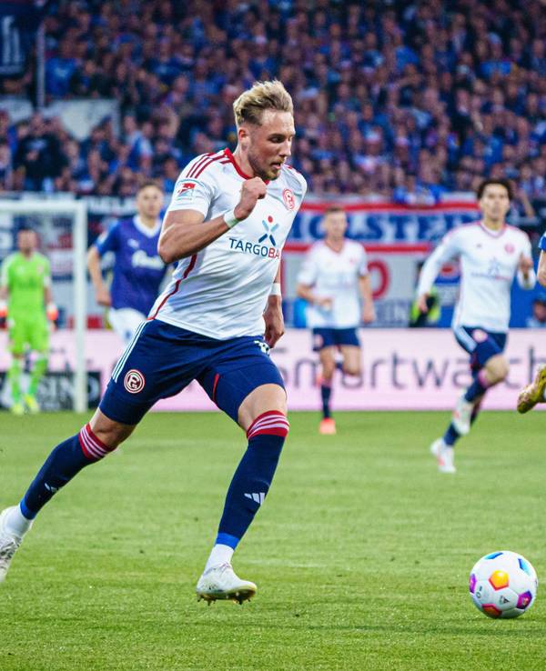 Jona Niemiec rennt mit dem Ball. Auch im Bild zu sehen: Alexander Bernhardsson.
