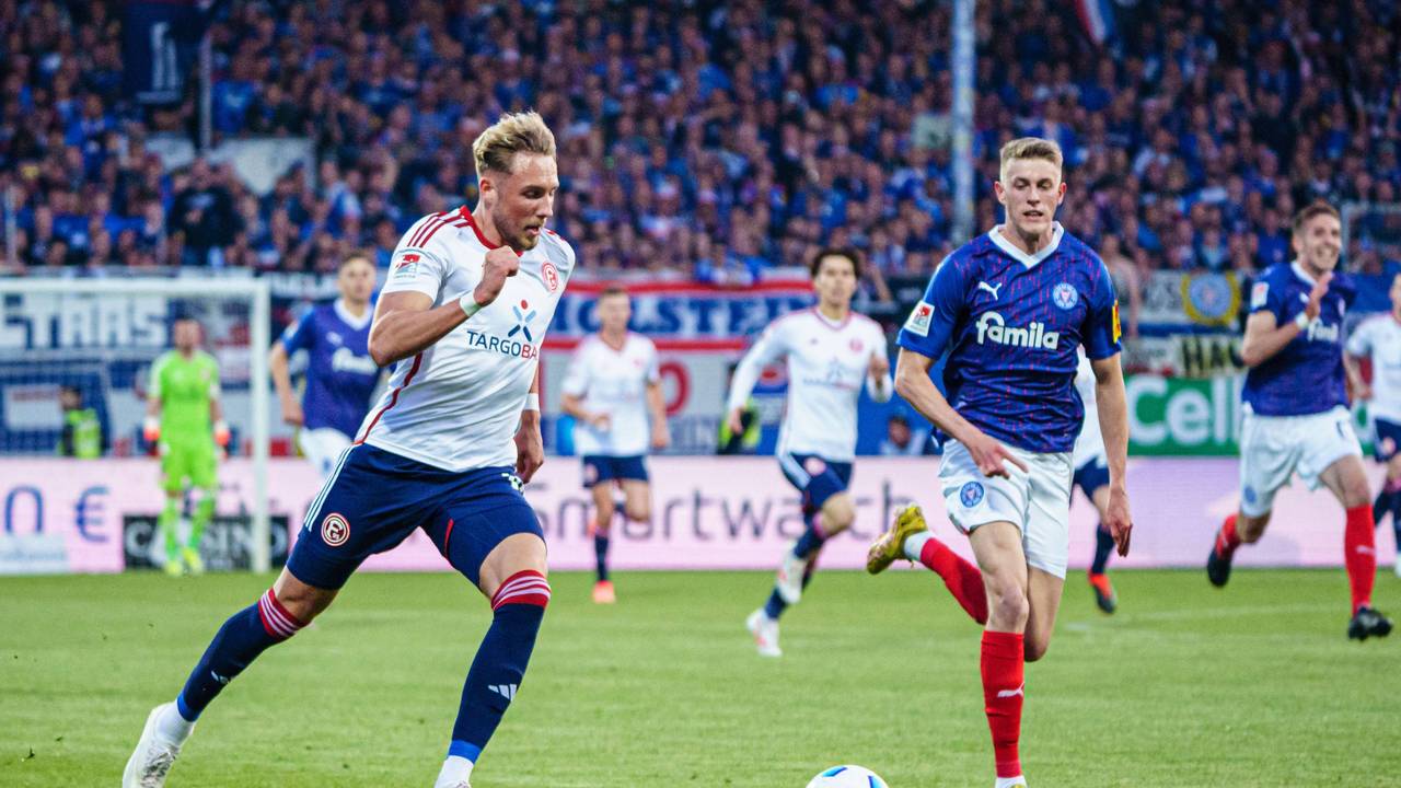 Jona Niemiec rennt mit dem Ball. Auch im Bild zu sehen: Alexander Bernhardsson.
