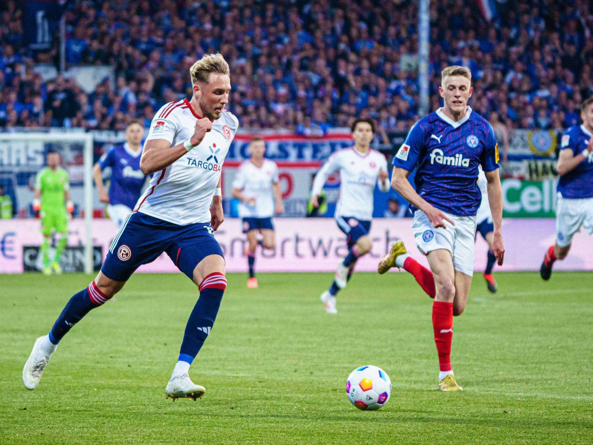 Jona Niemiec rennt mit dem Ball. Auch im Bild zu sehen: Alexander Bernhardsson.