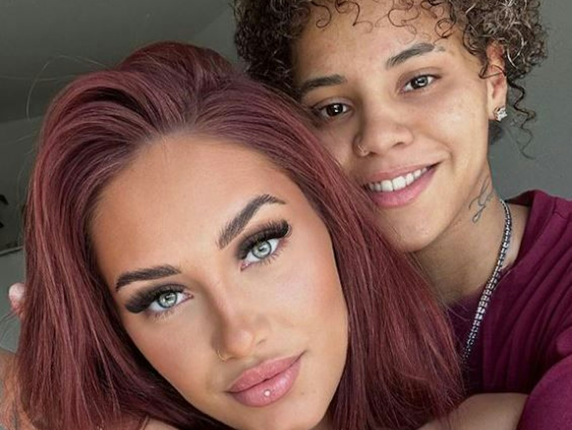 Carina Nagel und ihre Verlobte Chika lächeln auf einem Instagram-Selfie in die Kamera, hier im August 2023.