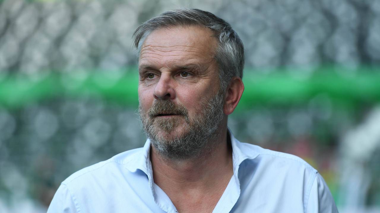 Dietmar Hamann am Rande des Bundesligaspiels Werder Bremen gegen Bayern München am 18. August 2023.